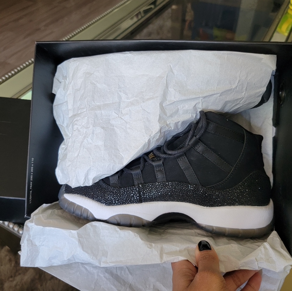 Jordan 11 retro heiress black and gold sz 5.5Y